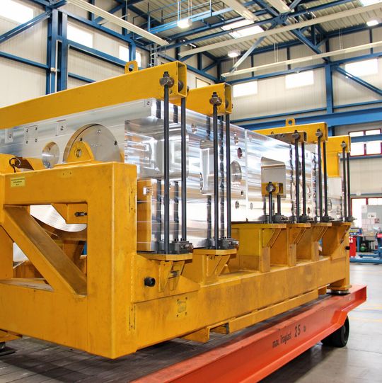 Aus 16 t Aluminium entsteht dieses 4,5 t schwere und 4,5 m große Frame, das aus vier Einzelteilen besteht, die in die Schweißvorrichtung eingepasst und zu einem kompletten Stück gefertigt werden.