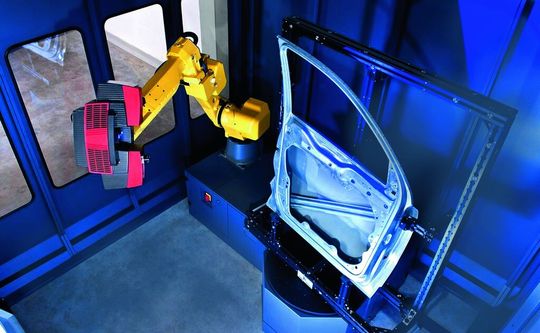Das Messsystem Atos von GOM im Einsatz bei einem Automobilzulieferer. Das Messsystem Atos von GOM im Einsatz bei einem Automobilzulieferer.