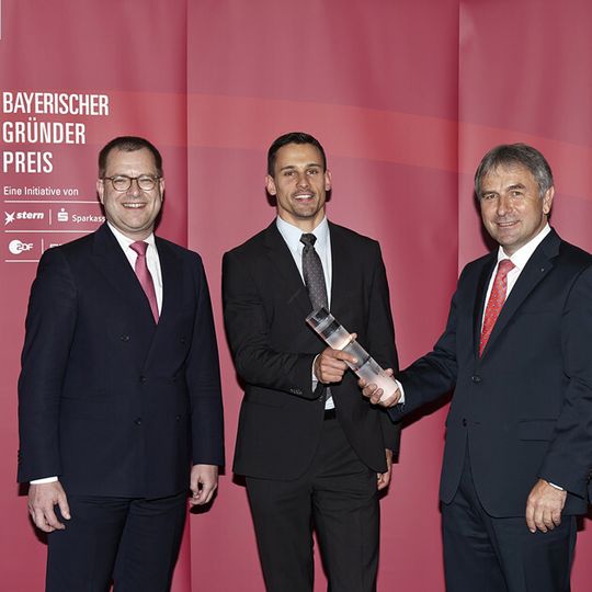 Clemens Launer erhält für die iNDTact GmbH aus Würzburg den Bayerischen Gründerpreis 2015. Clemens Launer erhält für die iNDTact GmbH aus Würzburg den Bayerischen Gründerpreis 2015.