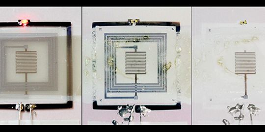 Ein Elektronikbauteil zerstört sich selbst: Über ein Funksignal wird ein integriertes Hitzeelement ausgelöst. Die Schaltkreise lösen sich nach und nach auf.