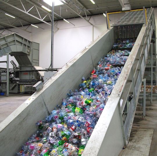 Zwei vollautomatische Kanalballenpressen von HSM machen es möglich, die Verpackungen im Volumen drastisch zu reduzieren und in Form von Wertstoffballen in den Recyclingkreislauf zurück zu führen. Zwei vollautomatische Kanalballenpressen von HSM machen es möglich, die Verpackungen im Volumen drastisch zu reduzieren und in Form von Wertstoffballen in den Recyclingkreislauf zurück zu führen.