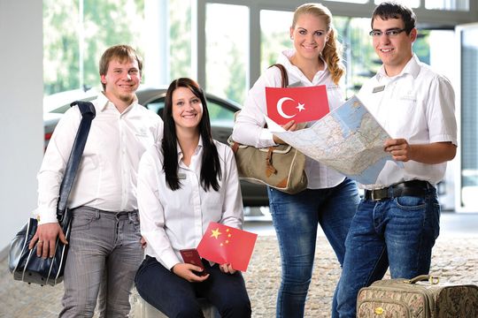 China, Kanada oder Türkei: Die besten Beresa-Auszubildenden haben die Möglichkeit, für einen Monat ins Ausland zu fahren und bei dort ansässigen Mercedes-Benz-Partnern hineinzuschnuppern. China, Kanada oder Türkei: Die besten Beresa-Auszubildenden haben die Möglichkeit, für einen Monat ins Ausland zu fahren und bei dort ansässigen Mercedes-Benz-Partnern hineinzuschnuppern.