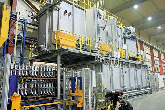 Die Wärmebehandlung im vollautomatischen zweigeschossigen Ofenaggregat ist entscheidend für die Werkstoffeigenschaften. Links Gestelle mit sorgfältig aufgereihten Längsträgern. Die Wärmebehandlung im vollautomatischen zweigeschossigen Ofenaggregat ist entscheidend für die Werkstoffeigenschaften. Links Gestelle mit sorgfältig aufgereihten Längsträgern.