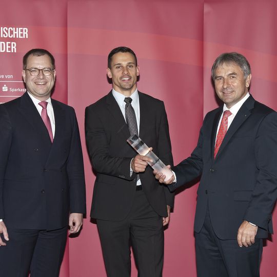 Clemens Launer erhält für die Indtact GmbH aus Würzburg den Bayerischen Gründerpreis 2015. Clemens Launer erhält für die Indtact GmbH aus Würzburg den Bayerischen Gründerpreis 2015.