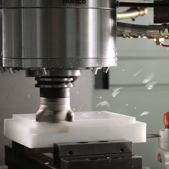 Im Sahlberg Polymer Center werden Kunststoffe nach Kundenwunsch zugeschnitten und zerspant. Im Sahlberg Polymer Center werden Kunststoffe nach Kundenwunsch zugeschnitten und zerspant.