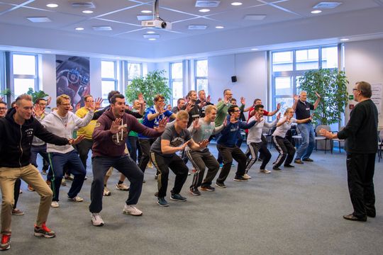 Teil des Trainings ist auch ein gemeinsames Aufwärmprogramm.