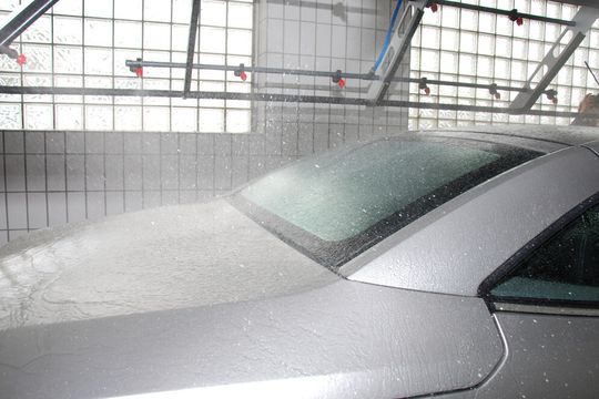 Wasser marsch! Kräftiger Landregen peitscht aus den einstellbaren Düsen auf den Ford Focus CC. Wasser marsch! Kräftiger Landregen peitscht aus den einstellbaren Düsen auf den Ford Focus CC.