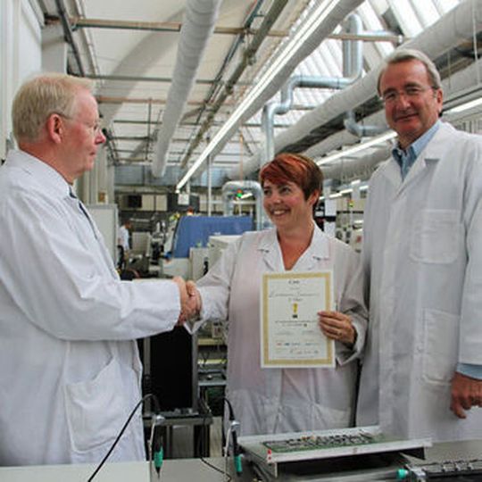 Ekaterina Stahlmann (Mitte) bei der Preisübergabe mit dem IPC-Vertreter Lars Wallin (links) und GBS-Geschäftsführer Roland Hollstein.