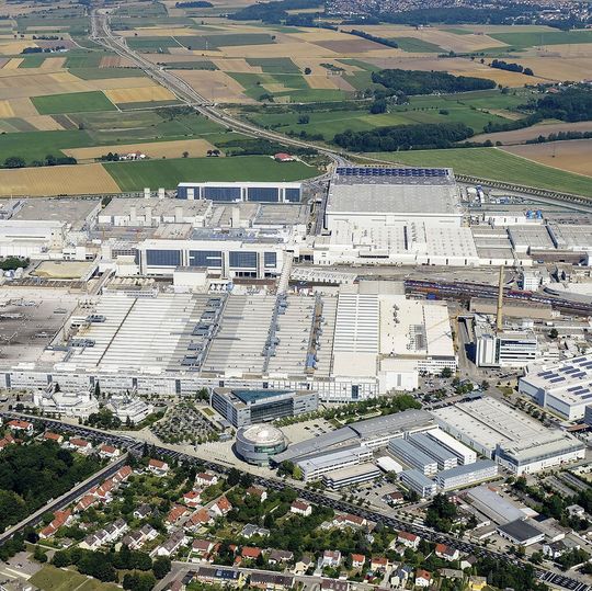 Seit dem Jahr 2005 ließ der Automobilkonzern Audi an seinem Stammsitz in Ingolstadt rund 5,4 Millionen Neufahrzeuge der Modelle Audi A3, Audi A4, Audi A5 und Audi Q5 vom Band fahren. Seit dem Jahr 2005 ließ der Automobilkonzern Audi an seinem Stammsitz in Ingolstadt rund 5,4 Millionen Neufahrzeuge der Modelle Audi A3, Audi A4, Audi A5 und Audi Q5 vom Band fahren.