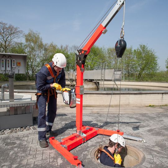 Mit dem Dreibock Jackpod Tri 2 und der Seilwinde Jackpod Winch können Personen in engen Umgebungen sicher arbeiten.