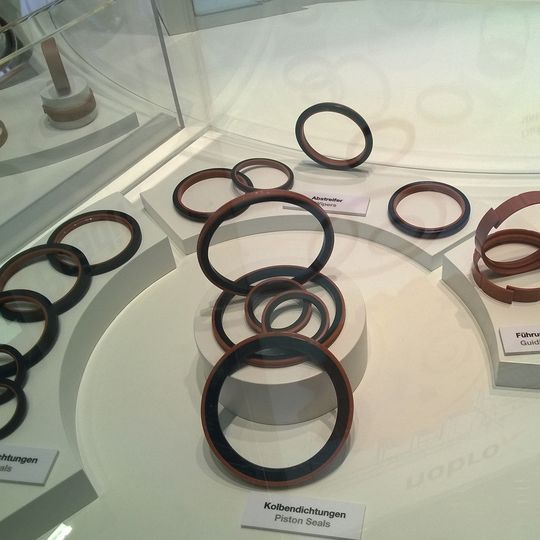 Bauteile aus Nobrox nehmen kaum Feuchtigkeit auf und sind widerstandsfähig gegenüber schlagartiger Belastung. Bauteile aus Nobrox nehmen kaum Feuchtigkeit auf und sind widerstandsfähig gegenüber schlagartiger Belastung.