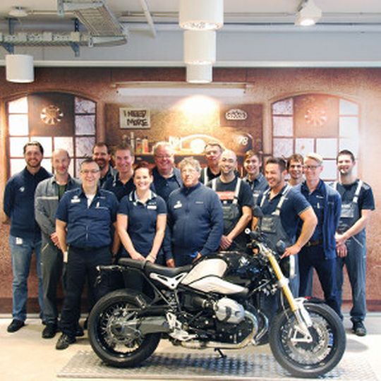 Das Motorradteam der BMW-Niederlassung Berlin kann sich über perfekte Arbeitsbedingungen freuen. Das Motorradteam der BMW-Niederlassung Berlin kann sich über perfekte Arbeitsbedingungen freuen.
