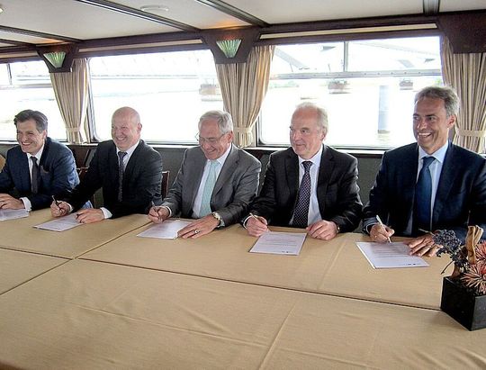Unterzeichnung der Verträge zwischen Wuppermann und Welser Profile (v. l.): Thomas Welser, Welser Profile, Andreas Welser, Welser Profile, Dr. C. L. Theodor Wuppermann, Wuppermann-Gruppe, Helmut Welser, Welser Profile und Dr. Peter Jongenburger, Wuppermann-Gruppe. Unterzeichnung der Verträge zwischen Wuppermann und Welser Profile (v. l.): Thomas Welser, Welser Profile, Andreas Welser, Welser Profile, Dr. C. L. Theodor Wuppermann, Wuppermann-Gruppe, Helmut Welser, Welser Profile und Dr. Peter Jongenburger, Wuppermann-Gruppe.