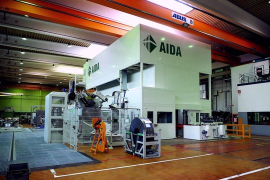 Die neue Großstufenpresse beim Automobilzulieferer Voit in St. Ingbert. Die Aida-Presse bietet 19.000 kN Presskraft in 12 + 1 Stufen. Sie ist die erste von zwei neuen Pressen die ihren Betrieb im Mai 2015 aufnahm. Die neue Großstufenpresse beim Automobilzulieferer Voit in St. Ingbert. Die Aida-Presse bietet 19.000 kN Presskraft in 12 + 1 Stufen. Sie ist die erste von zwei neuen Pressen die ihren Betrieb im Mai 2015 aufnahm.