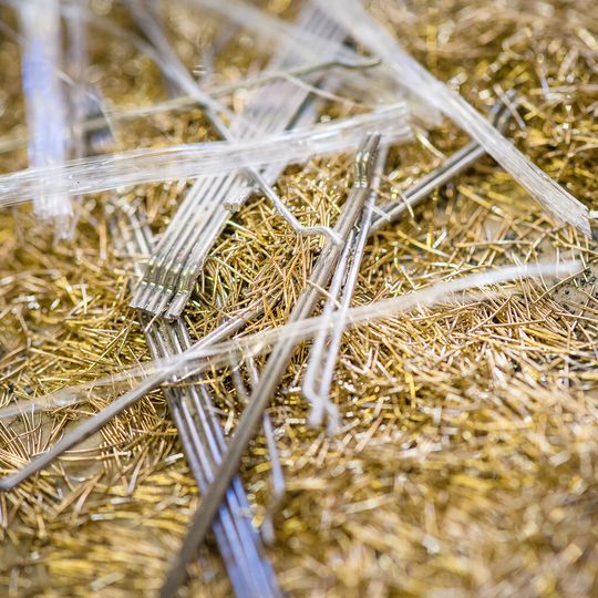 Die RUB-Ingenieure mischen dem Beton Stahlfasern bei, um ihn robuster zu machen.