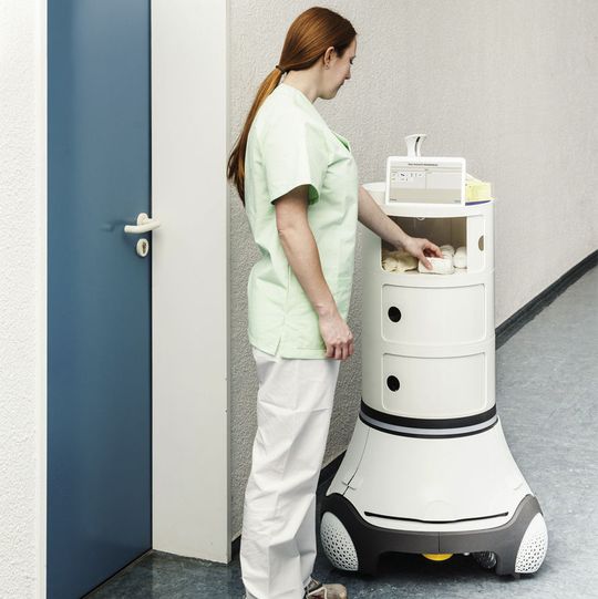 Der intelligente Pflegewagen fährt autonom zum Einsatzort. Der intelligente Pflegewagen fährt autonom zum Einsatzort.