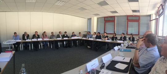 Beim Treffen in der Beruflichen Bildungsstätte Tuttlingen haben sich 24 Netzwerkpartner zu „Clean-Med – dem Kompetenznetzwerk für technische Sauberkeit, Reinigbarkeit und Sterilisierbarkeit in der Medizintechnik“ zusammengefunden. Beim Treffen in der Beruflichen Bildungsstätte Tuttlingen haben sich 24 Netzwerkpartner zu „Clean-Med – dem Kompetenznetzwerk für technische Sauberkeit, Reinigbarkeit und Sterilisierbarkeit in der Medizintechnik“ zusammengefunden.