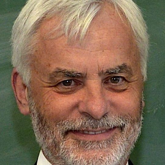 Neben seinen vielen Tätigkeiten in der DGM ist Jürgen Hirsch seit 2001 auch apl. Professor für Metallkunde an der RWTH Aachen und gibt sein Wissen an die Studenten weiter.