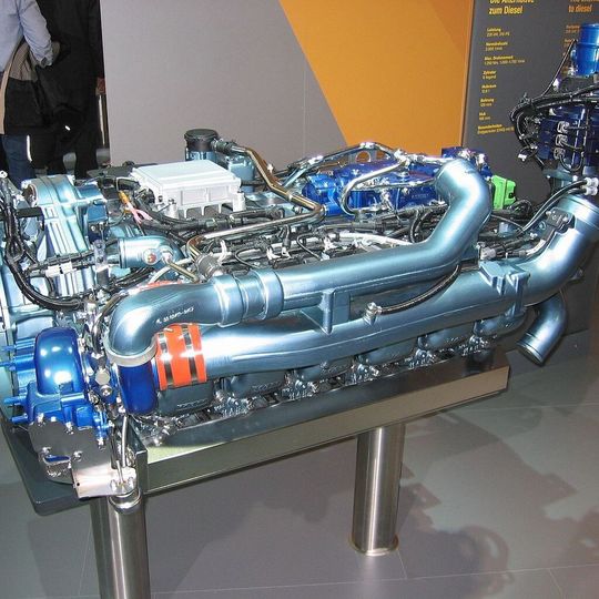 Ein Wasserstopffverbrennungsmotor hier von MAN: Durch die neue Speichertechnologie kann der Wasserstoff ähnlich wie Benzin über einen Verbrennungsmotor genutzt werden. Ein Wasserstopffverbrennungsmotor hier von MAN: Durch die neue Speichertechnologie kann der Wasserstoff ähnlich wie Benzin über einen Verbrennungsmotor genutzt werden.