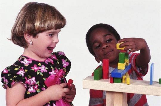 Data-Deduplication kann mit einem Haus aus Lego-Steinen verglichen werden. Anstatt alle Bausteine ins Archiv zu legen, identifiziert man die Grundbausteine. Anschließend legt man von jedem Typ nur jeweils einen ins Archiv – zusammen mit einem Bauplan. Data-Deduplication kann mit einem Haus aus Lego-Steinen verglichen werden. Anstatt alle Bausteine ins Archiv zu legen, identifiziert man die Grundbausteine. Anschließend legt man von jedem Typ nur jeweils einen ins Archiv – zusammen mit einem Bauplan.