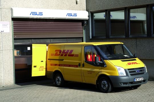 Mit einem gemeinsam entwickelten Retourenkonzept sorgen der Computerhersteller Asus und DHL für schnelle Hilfe im seltenen Fall der Fälle – dem Computercrash. Mit einem gemeinsam entwickelten Retourenkonzept sorgen der Computerhersteller Asus und DHL für schnelle Hilfe im seltenen Fall der Fälle – dem Computercrash.