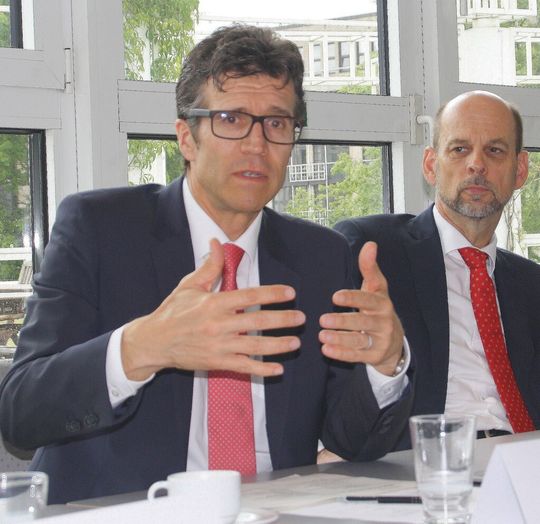 Dr. Michael Gorriz, CIO bei Daimler, betonte, dass die Zusammenarbeit mit Siemens PLM Software während der Umstellung geprägt war vom partnerschaftlichen Dialog. Daimler hat große Unterstützung erfahren und konnte seine Anforderungen einbringen. Dr. Michael Gorriz, CIO bei Daimler, betonte, dass die Zusammenarbeit mit Siemens PLM Software während der Umstellung geprägt war vom partnerschaftlichen Dialog. Daimler hat große Unterstützung erfahren und konnte seine Anforderungen einbringen.