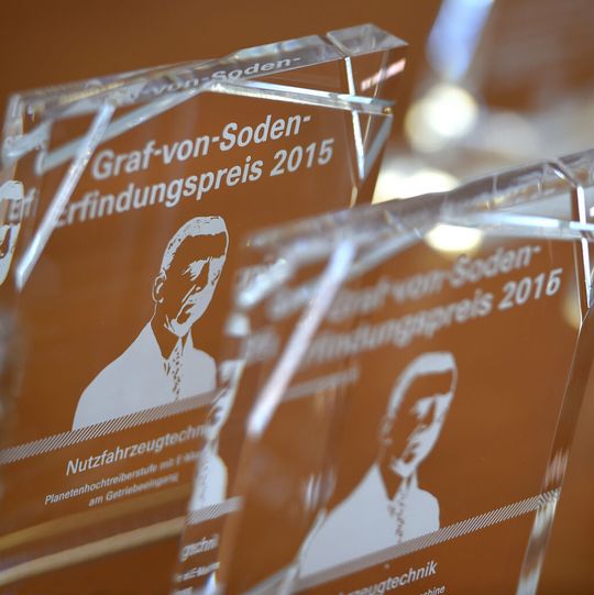 Mit dem Graf-von-Soden-Erfindungspreis honoriert die ZF Friedrichshafen AG herausragende Patentanmeldungen und somit großartige bisherige Leistungen ihrer Entwickler. Gleichzeitig soll die Auszeichnung als zusätzlicher Anreiz dienen, die Zahl der Innovationen weiterhin hoch zu halten. Mit dem Graf-von-Soden-Erfindungspreis honoriert die ZF Friedrichshafen AG herausragende Patentanmeldungen und somit großartige bisherige Leistungen ihrer Entwickler. Gleichzeitig soll die Auszeichnung als zusätzlicher Anreiz dienen, die Zahl der Innovationen weiterhin hoch zu halten.