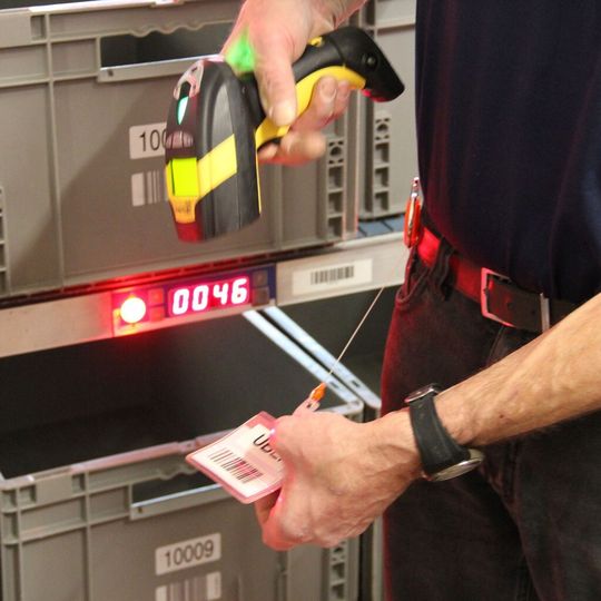 Mit einer Kombination aus Pick by Light und Put to Light sowie speziellen Kommissionierwagen hat der Schweizer B2B Bürobedarfsanbieter iba seine Produktivität im Lager um 30 % erhöht. Mit einer Kombination aus Pick by Light und Put to Light sowie speziellen Kommissionierwagen hat der Schweizer B2B Bürobedarfsanbieter iba seine Produktivität im Lager um 30 % erhöht.