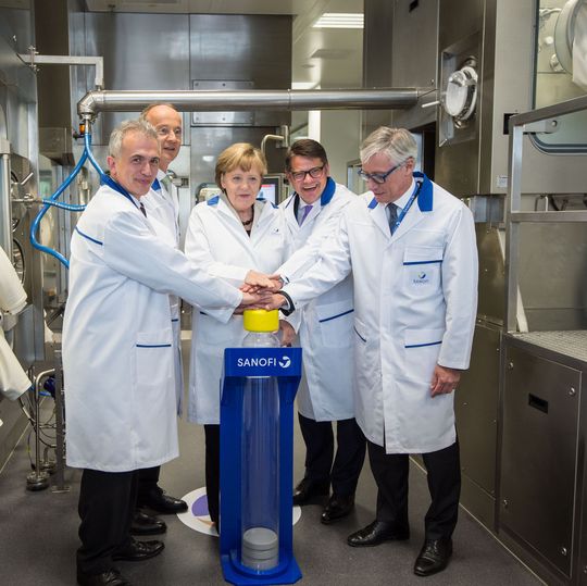 Mit einem Druck auf eine übergroße Insulinkartusche startet Bundeskanzlerin Angela Merkel Sanofis neue Hochtechnologie-Anlage für die Abfüllung steriler Arzneimittel, gemeinsam mit dem hessischen Minister für Wissenschaft und Kunst, Boris Rhein, dem CEO von Sanofi, Olivier Brandicourt, sowie dem Vorsitzenden der Geschäftsführung von Sanofi in Deutschland, Martin Siewert Mit einem Druck auf eine übergroße Insulinkartusche startet Bundeskanzlerin Angela Merkel Sanofis neue Hochtechnologie-Anlage für die Abfüllung steriler Arzneimittel, gemeinsam mit dem hessischen Minister für Wissenschaft und Kunst, Boris Rhein, dem CEO von Sanofi, Olivier Brandicourt, sowie dem Vorsitzenden der Geschäftsführung von Sanofi in Deutschland, Martin Siewert