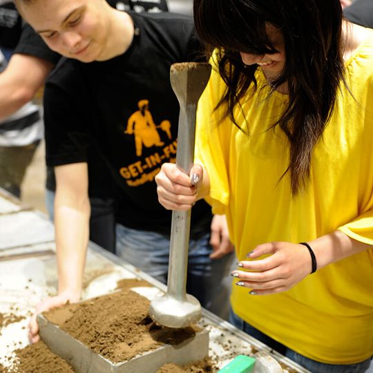 Das Schülerprogramm „Metals4you“ bringt Unternehmen mit Auszubildenden und Nachwuchs-Ingenieuren zusammen. Das Schülerprogramm „Metals4you“ bringt Unternehmen mit Auszubildenden und Nachwuchs-Ingenieuren zusammen.
