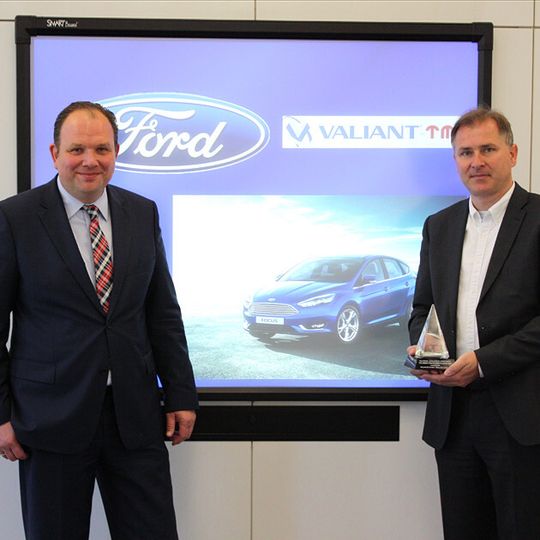 Die TMS-Geschäftsführer Marc Deimling (li.) und Dr. Stefan Wilden mit dem Ford-WorldExcellence Award. Die TMS-Geschäftsführer Marc Deimling (li.) und Dr. Stefan Wilden mit dem Ford-WorldExcellence Award.