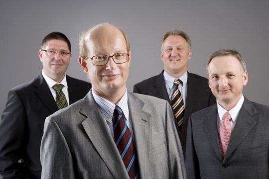 Die Magirus-Vorstände (v.l.) Claus Niedworok, Fabian von Kuenheim, Axel Feldhoff und Christian Magirus standen den Partnern auf der Messe Rede und Antwort. Die Magirus-Vorstände (v.l.) Claus Niedworok, Fabian von Kuenheim, Axel Feldhoff und Christian Magirus standen den Partnern auf der Messe Rede und Antwort.
