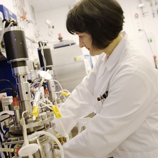 Gemeinsam mit der Hyglos GmbH haben die Wissenschaftler am Uniklinikum Münster in den letzten Jahren einen neuen Wirkstoff gegen den gefürchteten Krankenhauskeim MRSA entwickelt und seine Wirkung untersucht. Gemeinsam mit der Hyglos GmbH haben die Wissenschaftler am Uniklinikum Münster in den letzten Jahren einen neuen Wirkstoff gegen den gefürchteten Krankenhauskeim MRSA entwickelt und seine Wirkung untersucht.