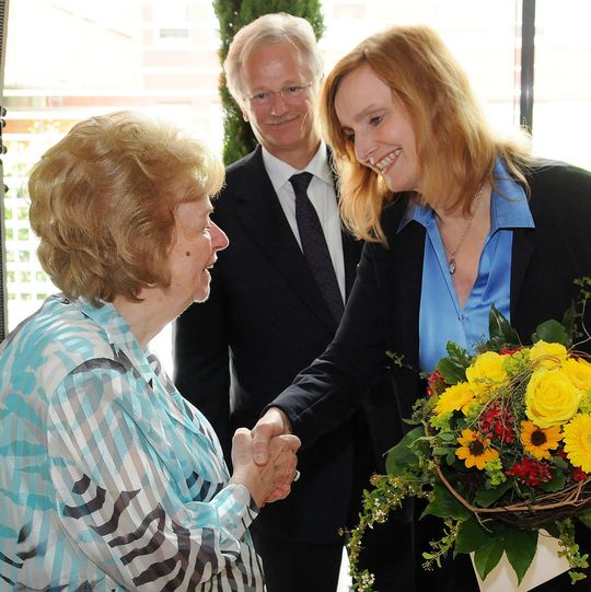Isabel Fezer (r.), Bürgermeisterin der Stadt Stuttgart, gratuliert Ursula Ida Lapp; im Hintergrund Sohn Siegbert E. Lapp. Isabel Fezer (r.), Bürgermeisterin der Stadt Stuttgart, gratuliert Ursula Ida Lapp; im Hintergrund Sohn Siegbert E. Lapp.