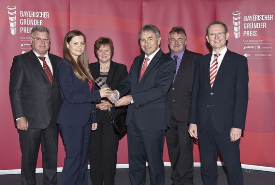 Bayerischer Gründerpreis für die Schnupp GmbH & Co. Hydraulik KG: v. l. Konrad Schnupp (Geschäftsführer), Carmen Schnupp (Geschäftsführerin), Anneliese Schnupp (Prokuristin), Roland Schmautz (Vizepräsident Sparkassenverband Bayern), Franz Spanfeldner(Prokurist), Dr. Martin Kreuzer (Sparkasse Niederbayern-Mitte). Bayerischer Gründerpreis für die Schnupp GmbH & Co. Hydraulik KG: v. l. Konrad Schnupp (Geschäftsführer), Carmen Schnupp (Geschäftsführerin), Anneliese Schnupp (Prokuristin), Roland Schmautz (Vizepräsident Sparkassenverband Bayern), Franz Spanfeldner(Prokurist), Dr. Martin Kreuzer (Sparkasse Niederbayern-Mitte).