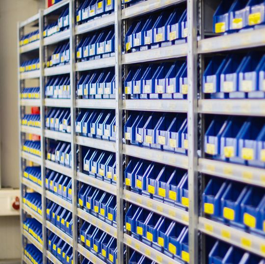 Das Produktportfolio von Wewo umfasst mehr als 500.000 verschiedene Artikel, wovon rund 50.000 ständig bevorratet werden. Das Produktportfolio von Wewo umfasst mehr als 500.000 verschiedene Artikel, wovon rund 50.000 ständig bevorratet werden.