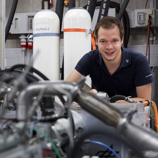 Florian Kock arbeitet seit 2010 am DLR-Institut für Fahrzeugkonzepte an der Weiterentwicklung des Freikolbenlineargenerators. Florian Kock arbeitet seit 2010 am DLR-Institut für Fahrzeugkonzepte an der Weiterentwicklung des Freikolbenlineargenerators.