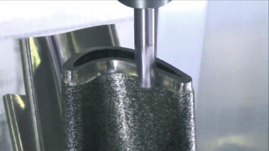 Durch Kombination von Materialauftrag und Zerspanung in einem einzigen CNC-Programm lassen sich komplexe Formen mit höchster Präzision erzeugen und fertigstellen. Durch Kombination von Materialauftrag und Zerspanung in einem einzigen CNC-Programm lassen sich komplexe Formen mit höchster Präzision erzeugen und fertigstellen.