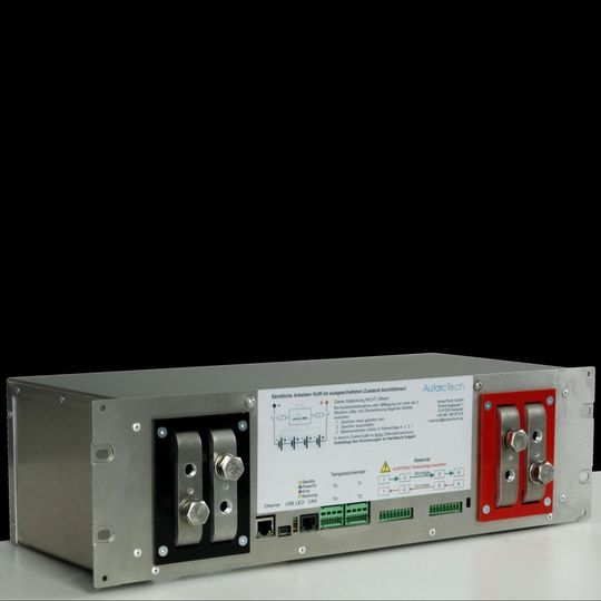 Die Baugruppe Li-Connect basiert auf einem aktiven Balancer, der für eine intelligente Energieverteilung zwischen den Zellen einer Batterie sorgt. Durch die Energieeinsparung muss die Batterie auf diese Weise erst nach 20 Jahren ausgetauscht werden. Die Baugruppe Li-Connect basiert auf einem aktiven Balancer, der für eine intelligente Energieverteilung zwischen den Zellen einer Batterie sorgt. Durch die Energieeinsparung muss die Batterie auf diese Weise erst nach 20 Jahren ausgetauscht werden.