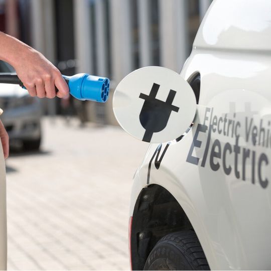 Die schleppende Nachfrage nach Elektroautos passt nicht zu den Zielen der Bundesregierung. Deshalb schnürt sie nun scheinbar ein Förderprogramm. Die schleppende Nachfrage nach Elektroautos passt nicht zu den Zielen der Bundesregierung. Deshalb schnürt sie nun scheinbar ein Förderprogramm.