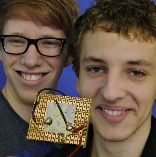 Philipp Schnicke (links) und Evgeny Ulanov mit ihrem Memristor.