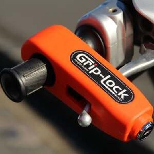 Moderne Motorradwegfahrsperre: Grip-Lock heißt ein neues pfiffiges Sicherheitssystem, das Bikern starke Kaufanreize gibt. Moderne Motorradwegfahrsperre: Grip-Lock heißt ein neues pfiffiges Sicherheitssystem, das Bikern starke Kaufanreize gibt.