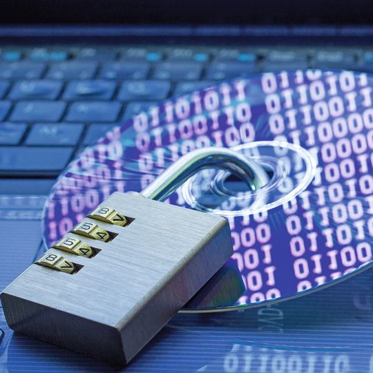 Digitale Einfallstore für Datenklau und Cyberkriminalität bestehen auch in der „Smart Factory“. Die Diskussion über Datenschutz und Datensicherheit in der Industrie sollte daher aktiv geführt werden. Digitale Einfallstore für Datenklau und Cyberkriminalität bestehen auch in der „Smart Factory“. Die Diskussion über Datenschutz und Datensicherheit in der Industrie sollte daher aktiv geführt werden.