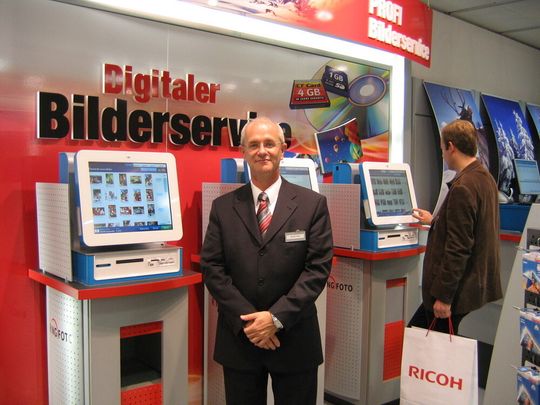 Ringfoto-Geschäftsführer Michael Gleich vor den Foto-Kiosken im Musterladen. Ringfoto-Geschäftsführer Michael Gleich vor den Foto-Kiosken im Musterladen.