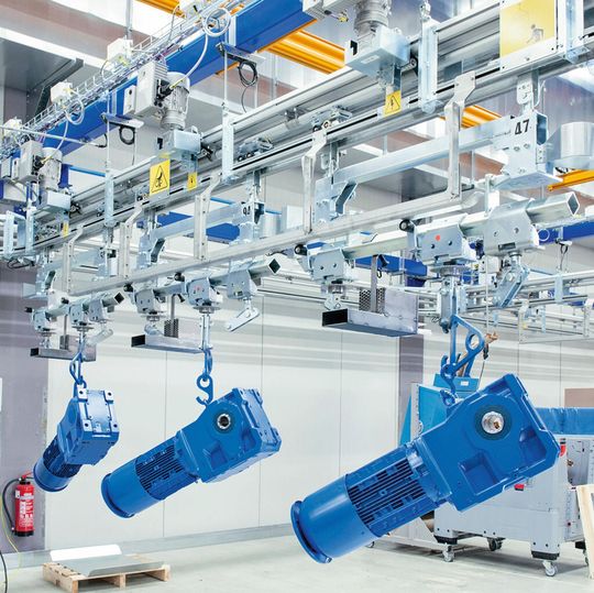 Mithilfe der aktuellen dezentralen Antriebsregler Nord SK 180E ist ein vollautomatisierter Transport der lackierten Motoren durch die Lackiereinrichtung und das Lager möglich. Mithilfe der aktuellen dezentralen Antriebsregler Nord SK 180E ist ein vollautomatisierter Transport der lackierten Motoren durch die Lackiereinrichtung und das Lager möglich.