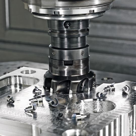 Das Speichern, Verwalten und Bereitstellen von Werkzeugdaten als zentrale Stelle ist wichtig für eine effiziente Fertigung. Hier zu sehen ein Eckfräser mit 4-schneidiger Wendeplatte. Das Speichern, Verwalten und Bereitstellen von Werkzeugdaten als zentrale Stelle ist wichtig für eine effiziente Fertigung. Hier zu sehen ein Eckfräser mit 4-schneidiger Wendeplatte.