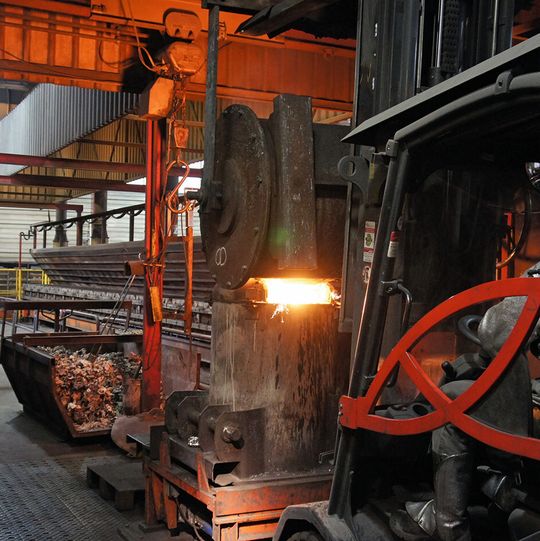 Ein Spezialstapler bringt das geschmolzene Metallgemisch zur Giessstrasse. Ein Spezialstapler bringt das geschmolzene Metallgemisch zur Giessstrasse.
