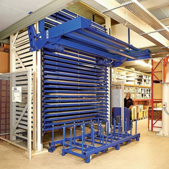 Mit dem Turmlagersystem Stopa Tower Eco erfolgt bei der Schweizer Expomobilia AG das Handling der Bleche heute wesentlich effizienter als früher. Auch der Wunsch nach mehr Ergonomie wurde erfüllt.