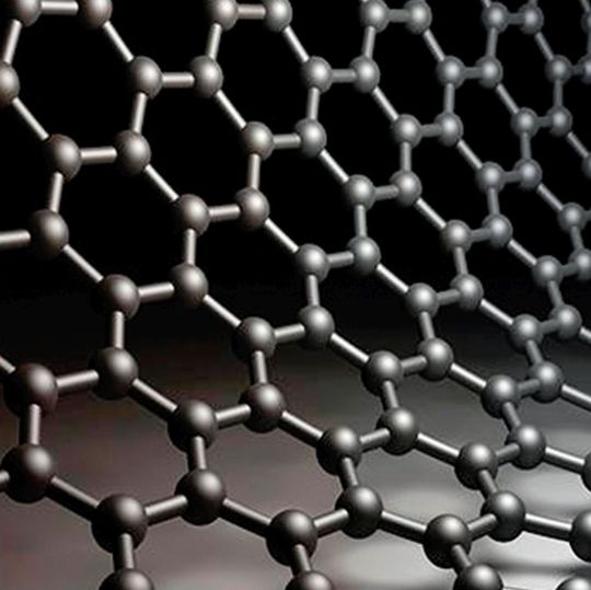 Graphen, ein zweidimensionaler, vernetzter Kohlenstoff, gilt nicht nur bei Materialwissenschaftlern als wahrer Wunderwerkstoff. Aktuell ringen Forscher um Verfahren für die günstige Massenfertigung. Graphen, ein zweidimensionaler, vernetzter Kohlenstoff, gilt nicht nur bei Materialwissenschaftlern als wahrer Wunderwerkstoff. Aktuell ringen Forscher um Verfahren für die günstige Massenfertigung.