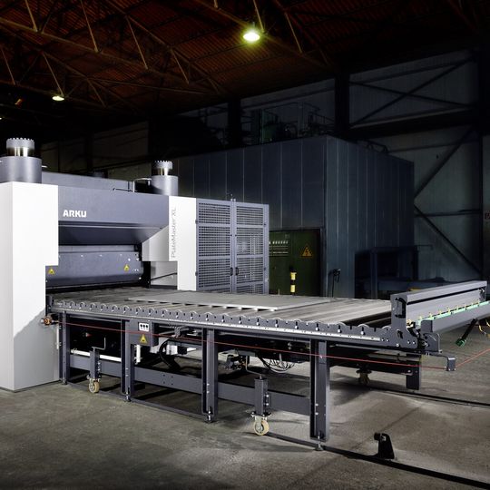 Die Richtmaschine Platemaster XL von Arku bearbeitet ab sofort unebene Blechteile bei Südstahl in Mertingen. Die Richtmaschine Platemaster XL von Arku bearbeitet ab sofort unebene Blechteile bei Südstahl in Mertingen.